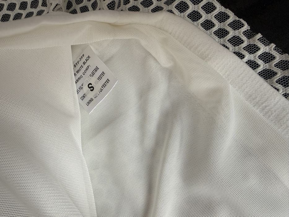 Елегантна бяла пола с релефна текстура и златни ципове