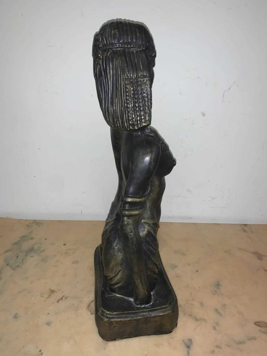 Statuie cu tenta egipteana