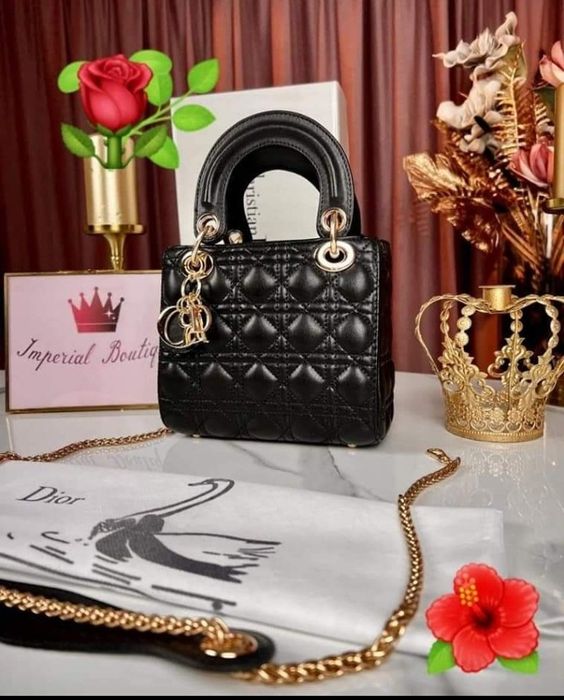 Geanta mini,model Lady, accesorii metalice aurii, saculet, etichetă