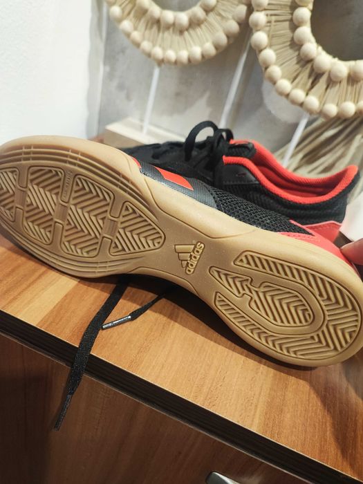 Adidași roșu cu negru noi fără eticheta