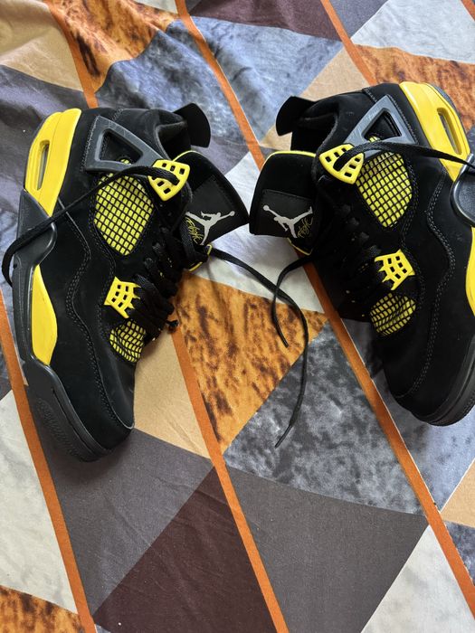 Air Jordan 4 Retro “Thunder”