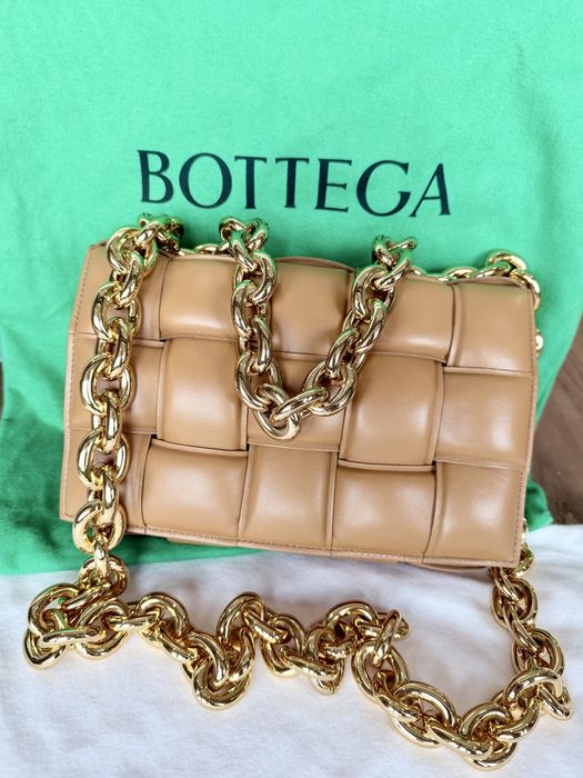 Bottega Veneta Chain Cassette – цвят Caramel със златиста верига