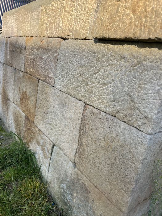 Piatra naturala de fundatie cioplita manual