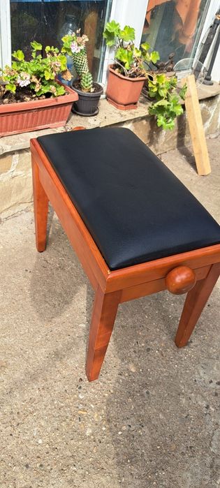 Стол за пиано с регулиране на височината