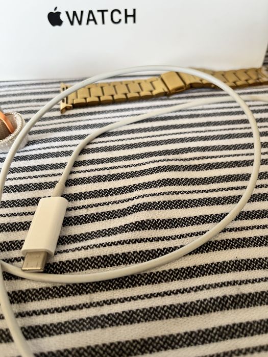 Apple watch , ceasul este impecabil , 2 bratari , incarcator , cutie .
