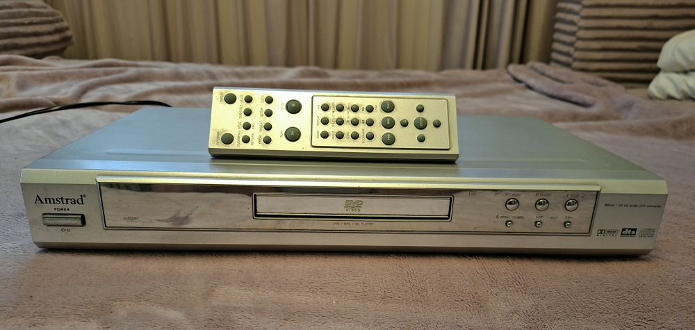 DVD Amstrad cu telecomanda.