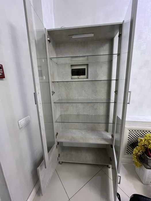 Шкаф со стеклянными створками