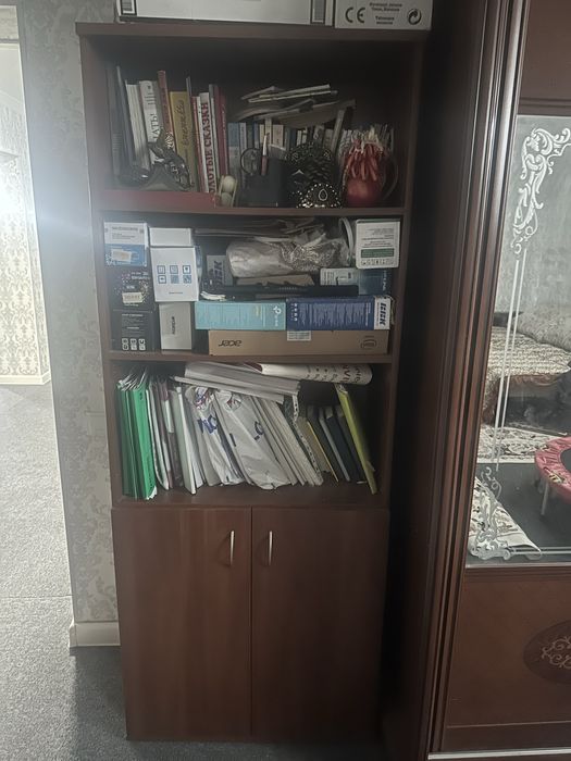 Книжный шкаф и столы