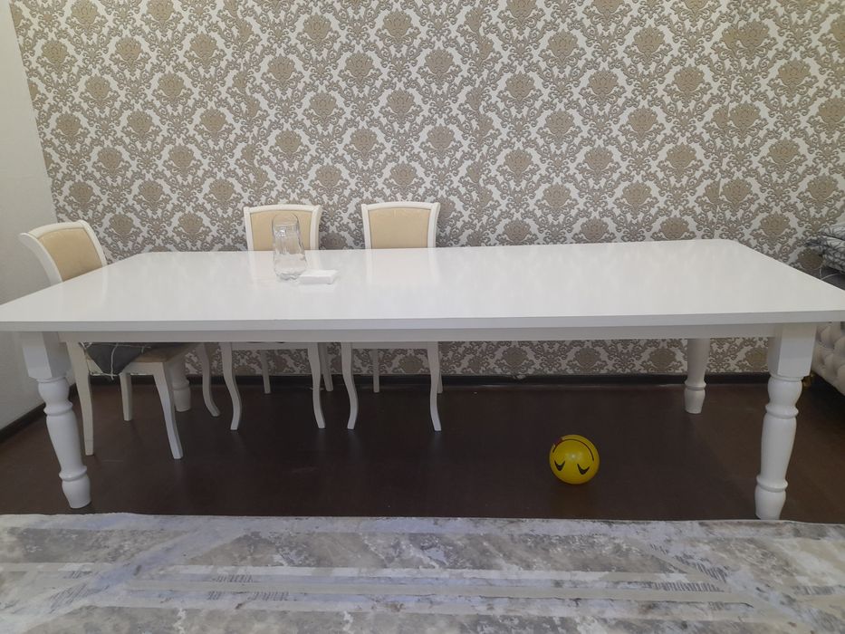 Продаётся  стол гостиной