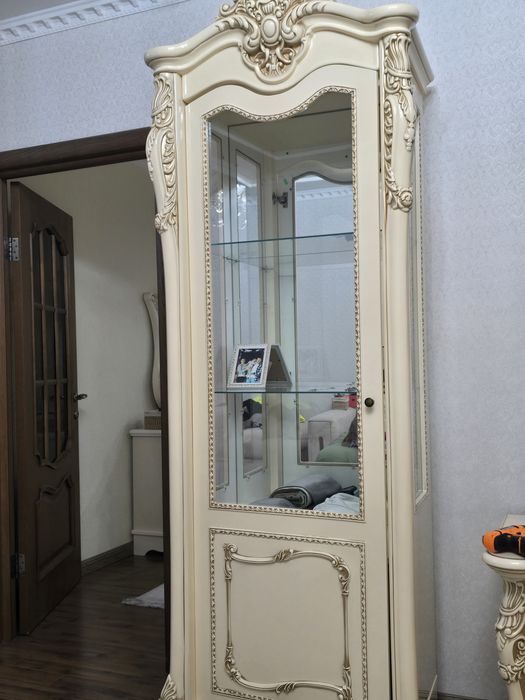 Продам серванты и камод