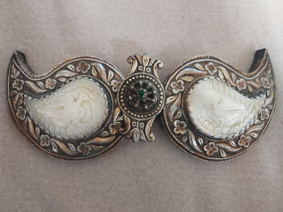 Сребърни пафти с седеф.