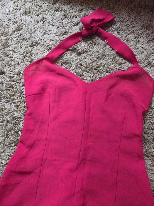 Salopetă rosie cu pantaloni largi