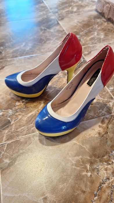 Дамски обувки на висок ток