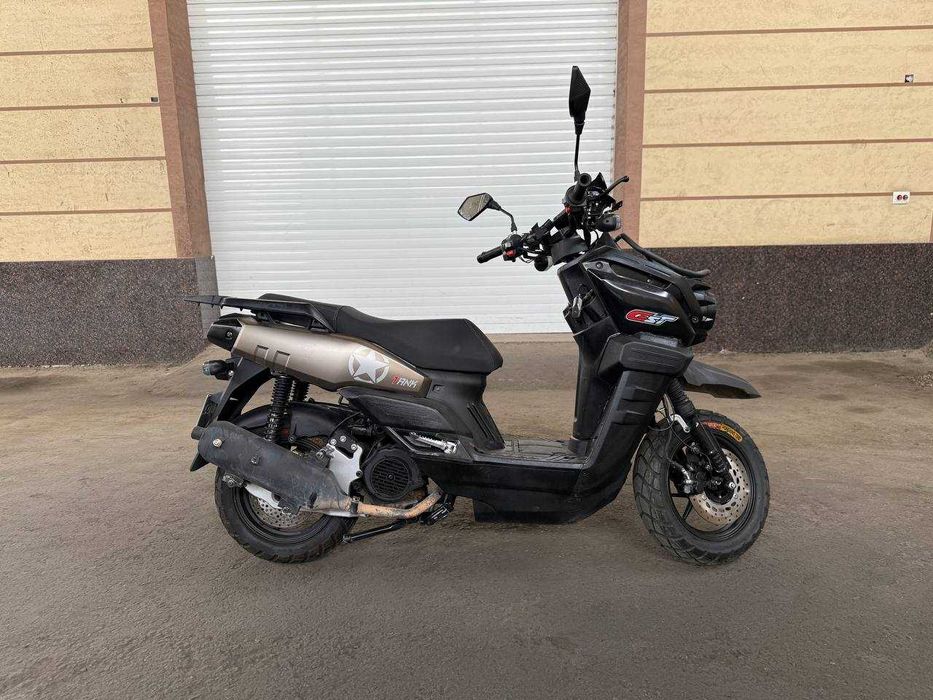 TANK moped skuter sotaman