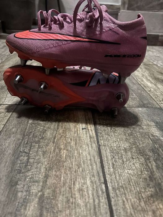 Бутонки Nike mercurial elite sg[метални шипове] използвани само 3мача цена 149.99€!Има резервни шипове и ключ за затягане специално на бутонките!