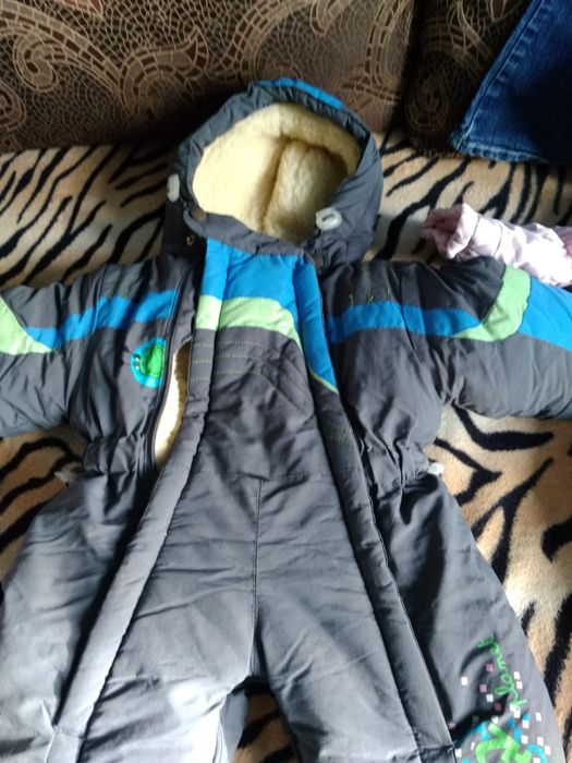 Продам детскую куртки, комбинезон