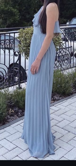 Дълга светлосиня рокля с едно рамо и плисе