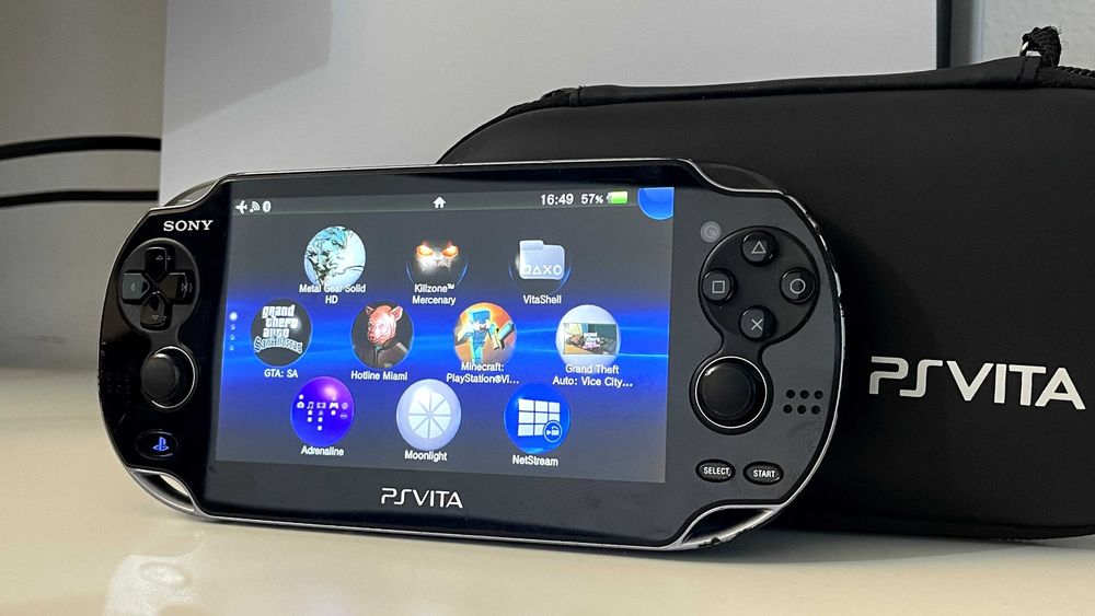 PS Vita OLED PCH-1104 modată - card 64GB, SD2Vita + husă