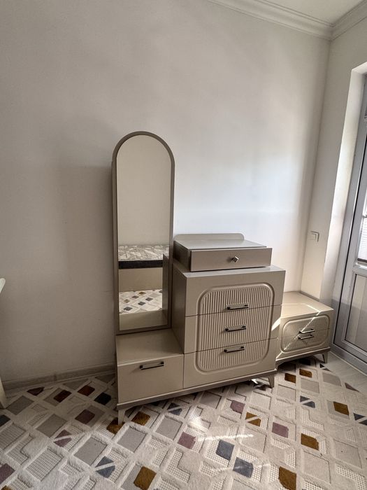 Продам мебель (кровать, комод, тумбочка)