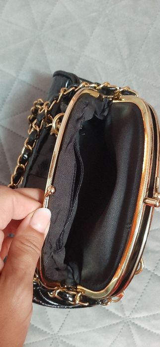 Geanta lacuita neagra eleganta 60 lei