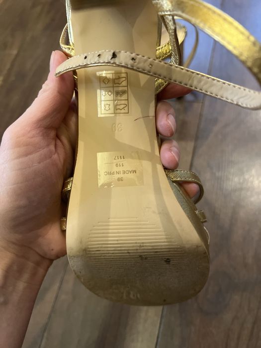 Sandale cu toc Guess