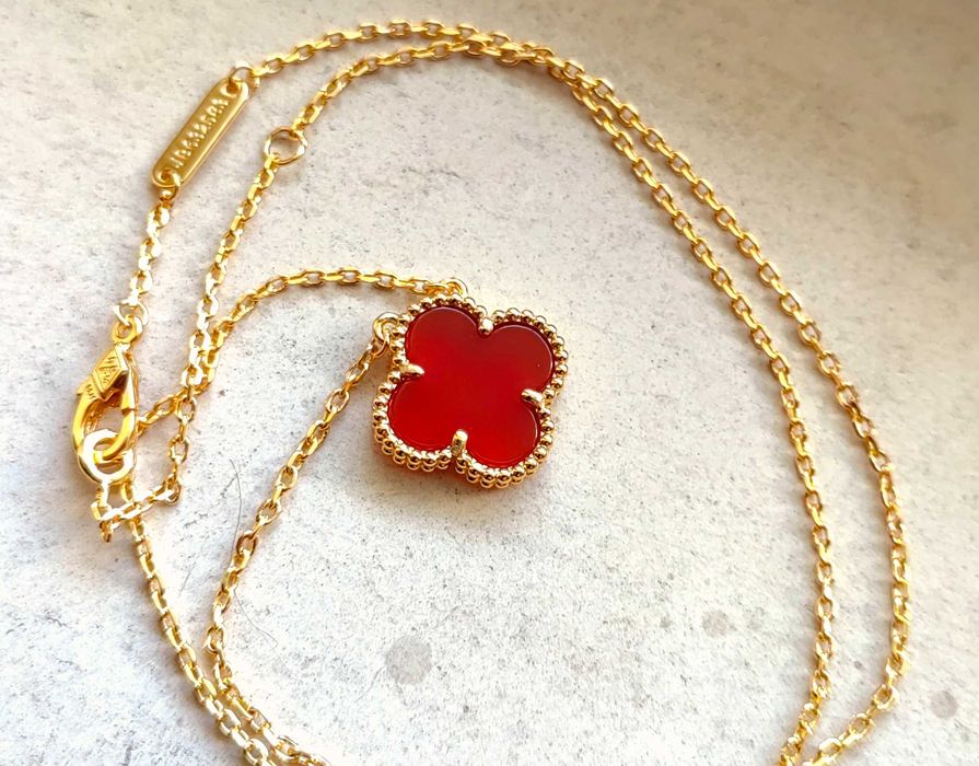 Дамско колие с детелина от червен карнелин на Van Cleef & Arpels VCA