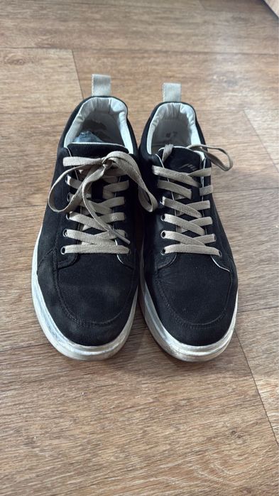 Продаются кроссовки 42 размер