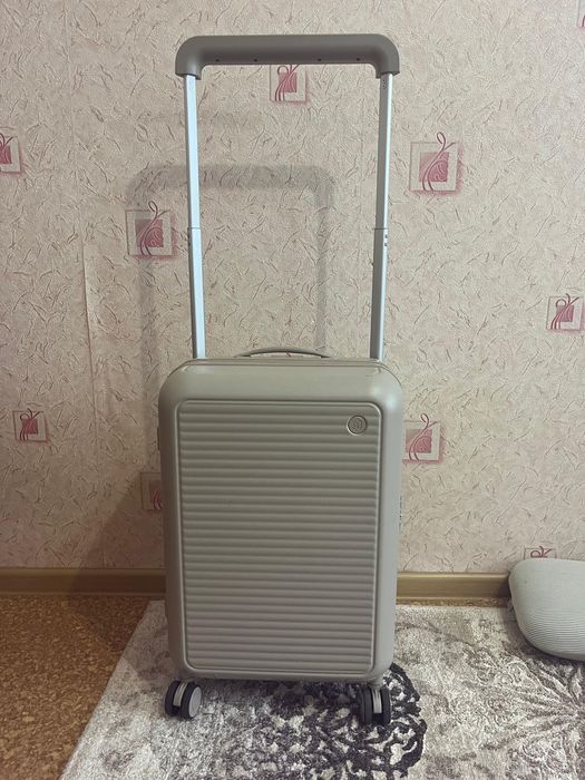 Продам чемодан в отличном состоянии .