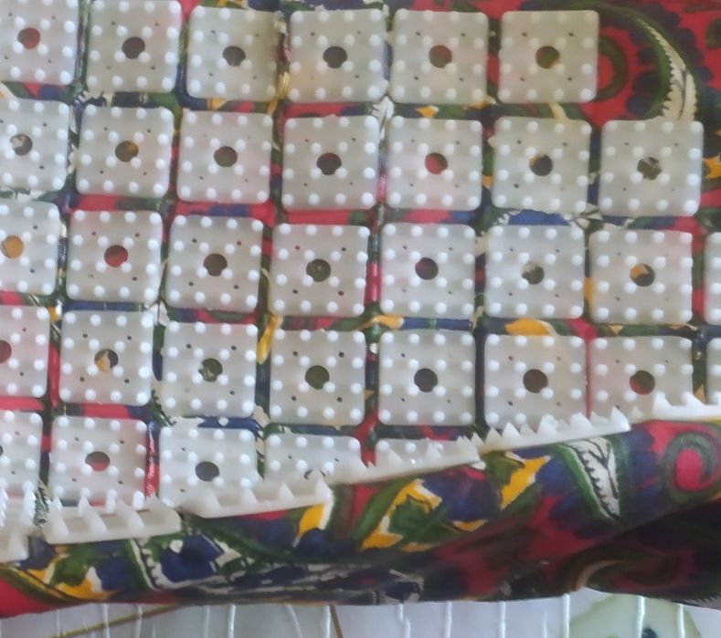 Массажёр (СССР) и массажный коврик.