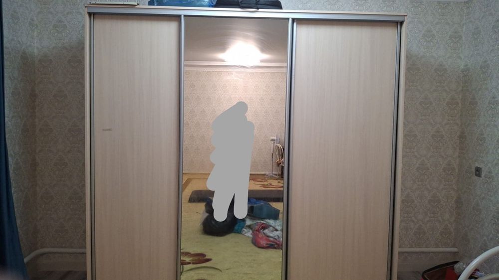 Продам шкаф с зеркалом