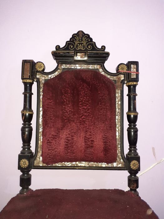 Diverse piese de mobilier vechi(scaune ,cuiere Thonet,mobila nuc,masa