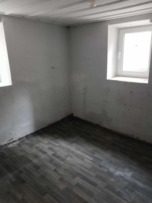 1582-Двуетажна къща със санитарни помещения на всеки етаж в кв "Варош"