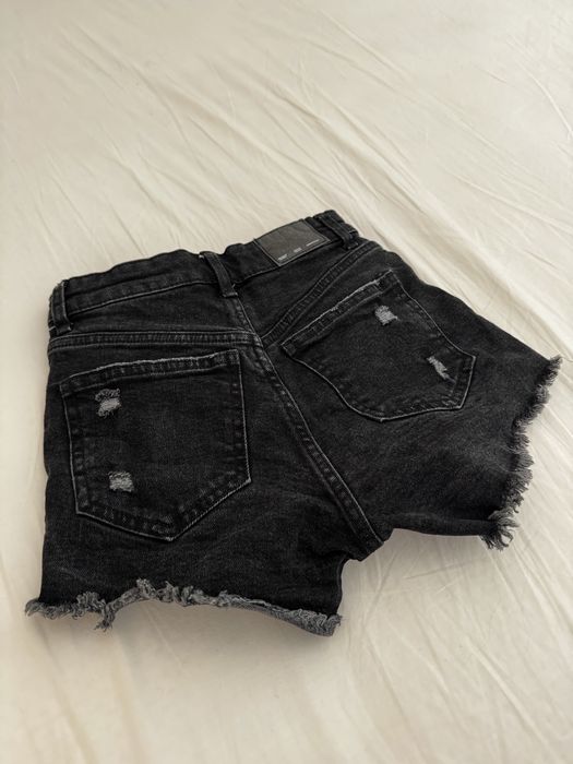 Черни дънкови къси гащи по тялото BERSHKA