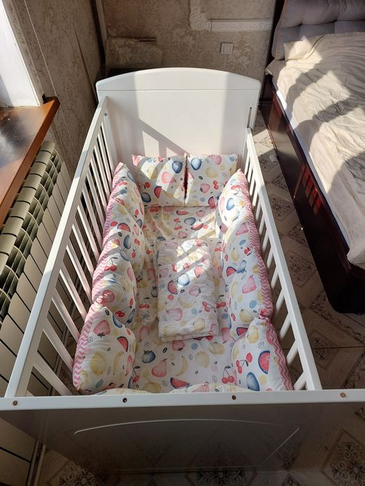 Продам манеж. С матрасом и подушками.