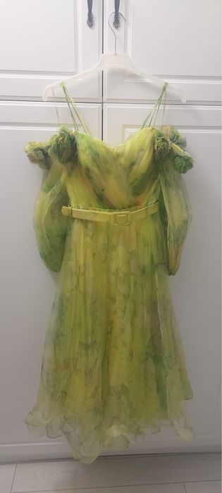 Rochie dama superba cu trandafiri 3D pe umeri