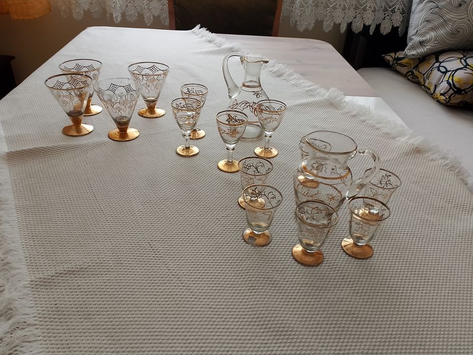Три модела чаши със златни мотиви