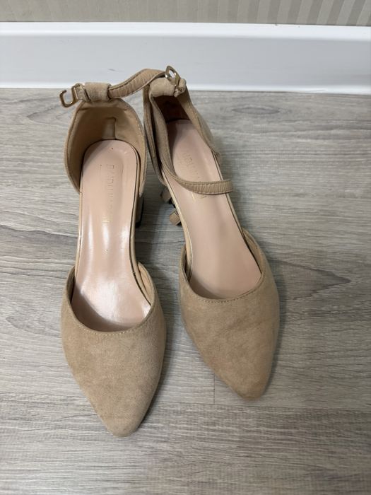 Продам туфли бежевые
