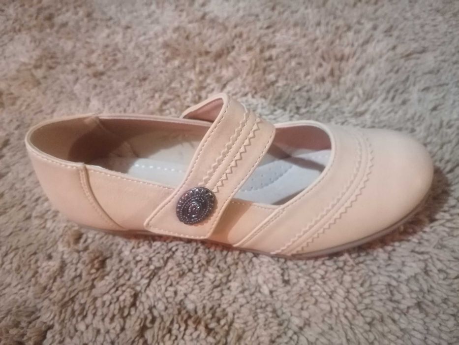 Обувки чисто нови