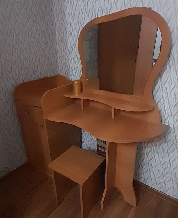 Продам туалетный столик