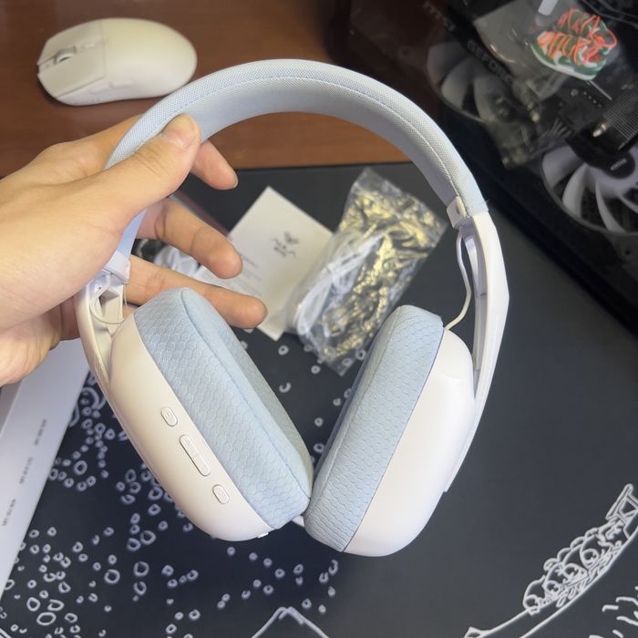 Продам наушники aula s8