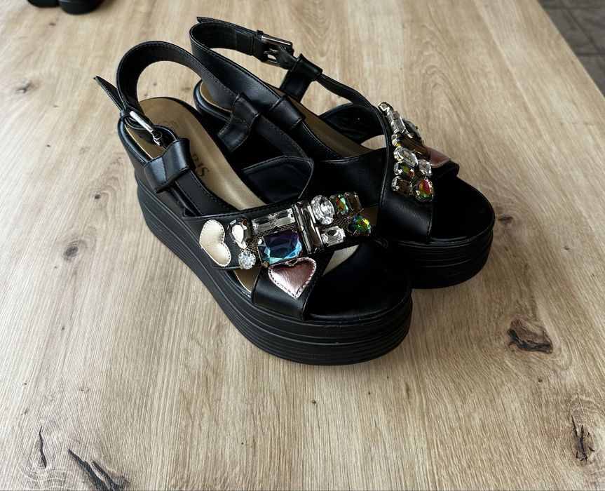 Сандали на платформа Daris