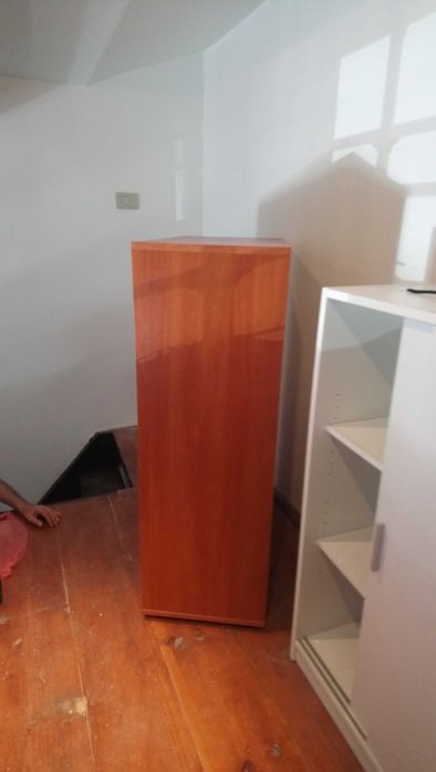 Два броя шкафове със стъклени врати