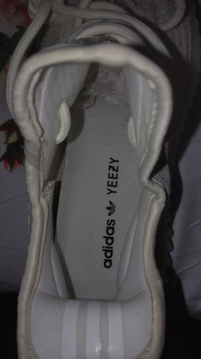 Adidași albi yeezy 350 v2 albi cu cutia lor originală mărimea 43.