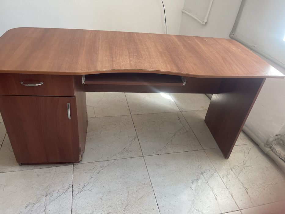 Продам стол офисный