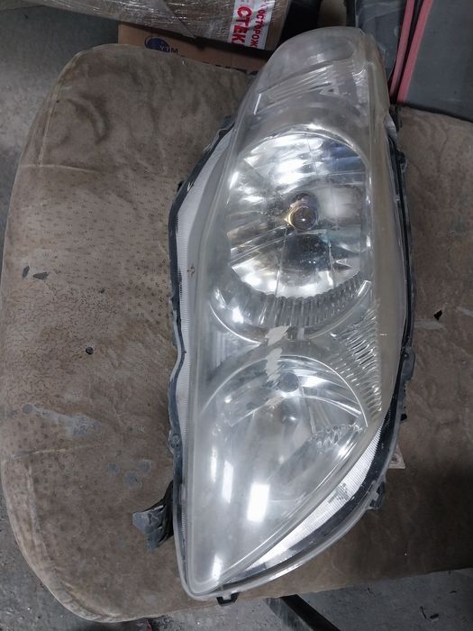 Продам фару от Тоёоты корола правая.