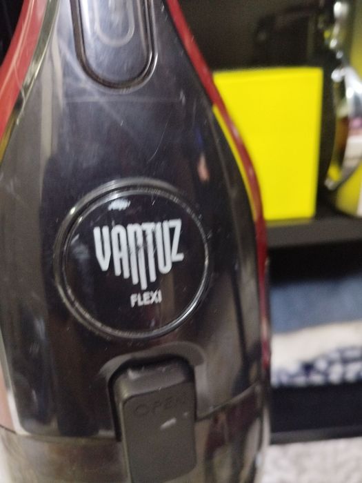 Вертикальный пылесос ,в отличном состоянии