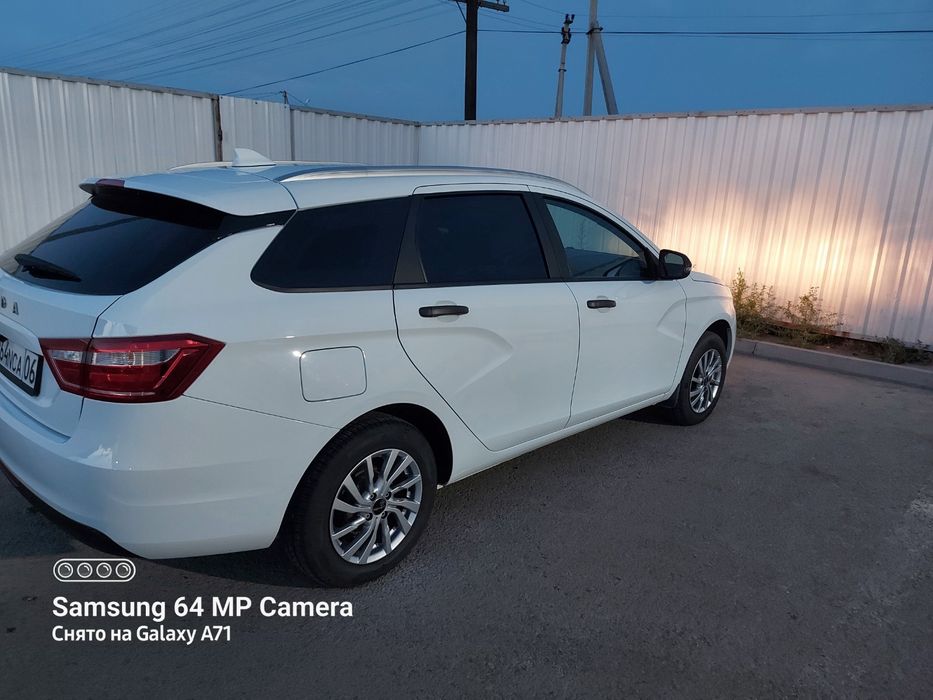 Лада Vesta универсал 2020 года.