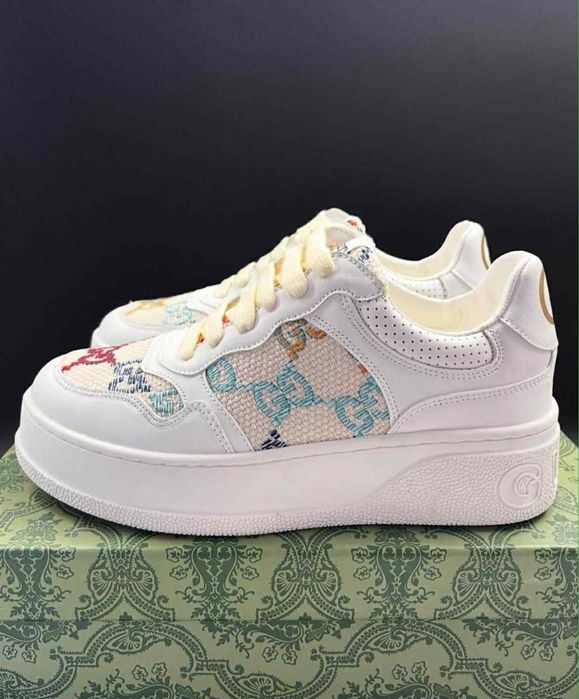 Обувки на марката gucci