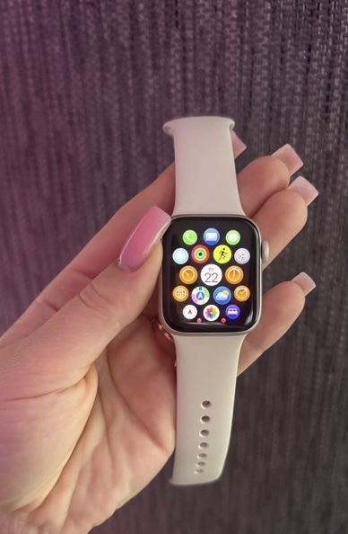 Iwatch SE  оригинал идеальное состояние емкость 100%
