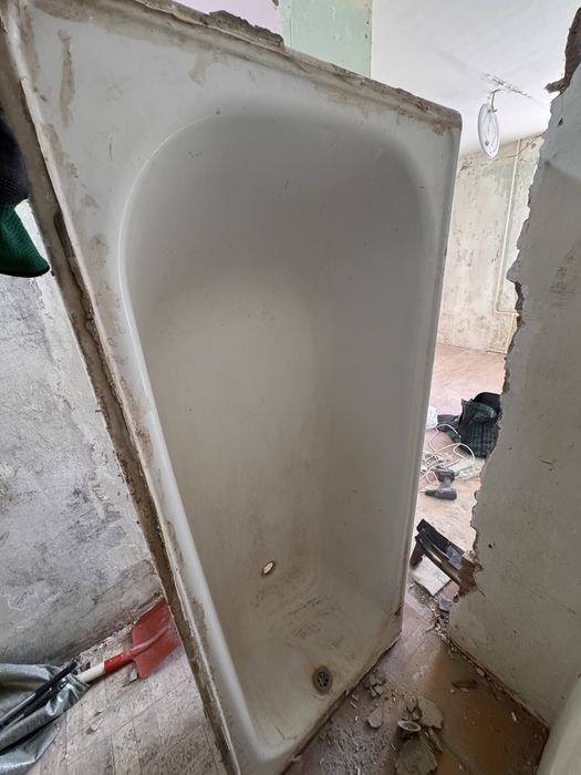 Ванна бу, находится в центре